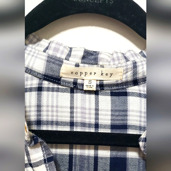 Loose Fitted Plaid Blouse - Picture 2 of 4